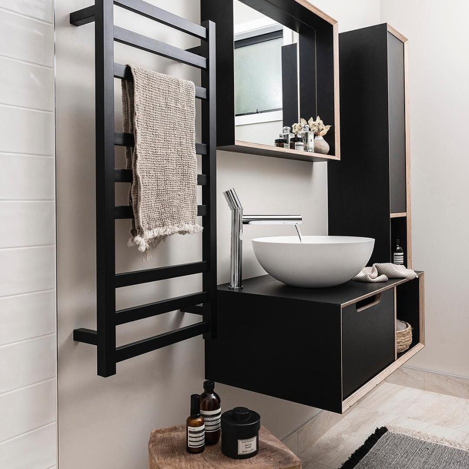 Чёрный полотенцесушитель водяной в инткрьере ванной