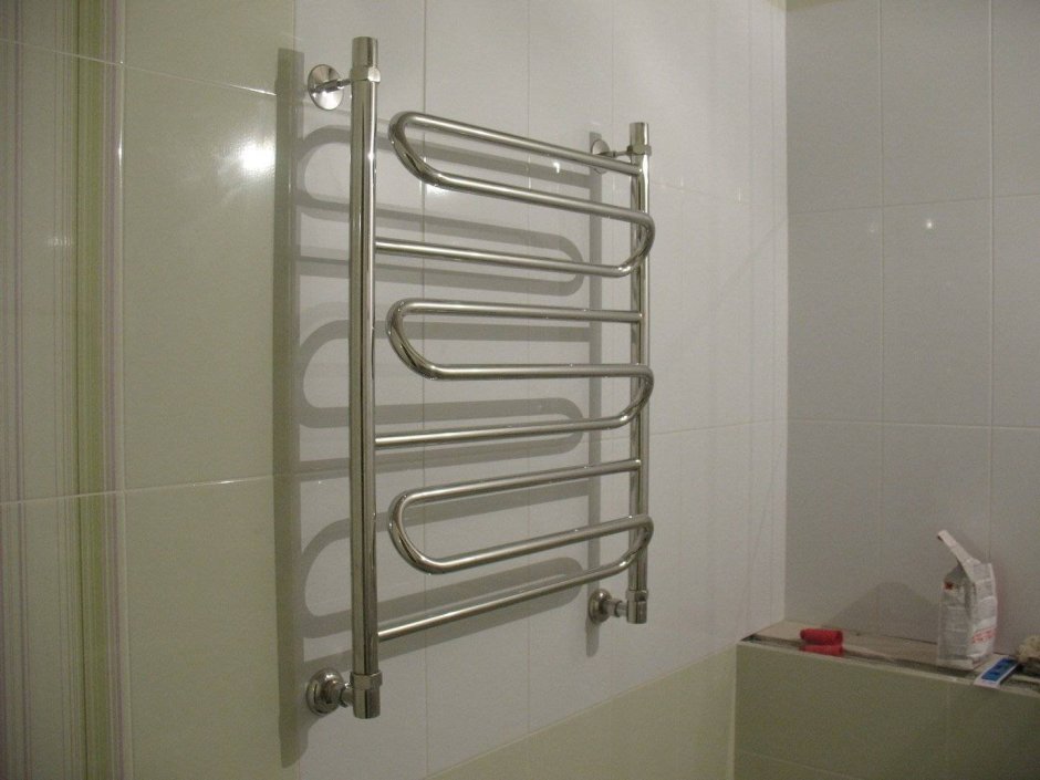 Полотенцесушитель на стене