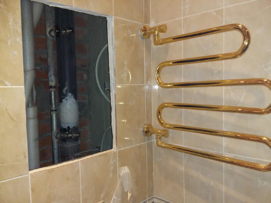 Полотенцесушитель в ванной с трубами