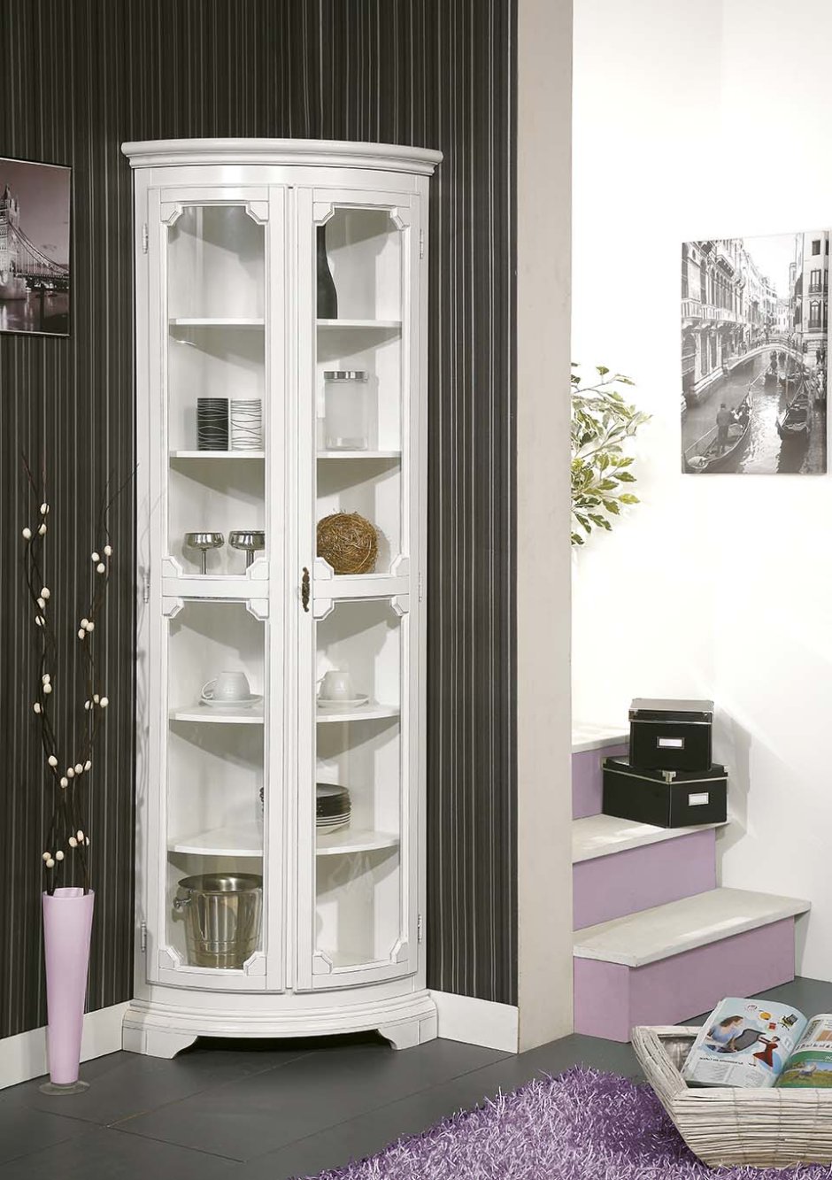 Угловой шкаф для посуды в гостиную