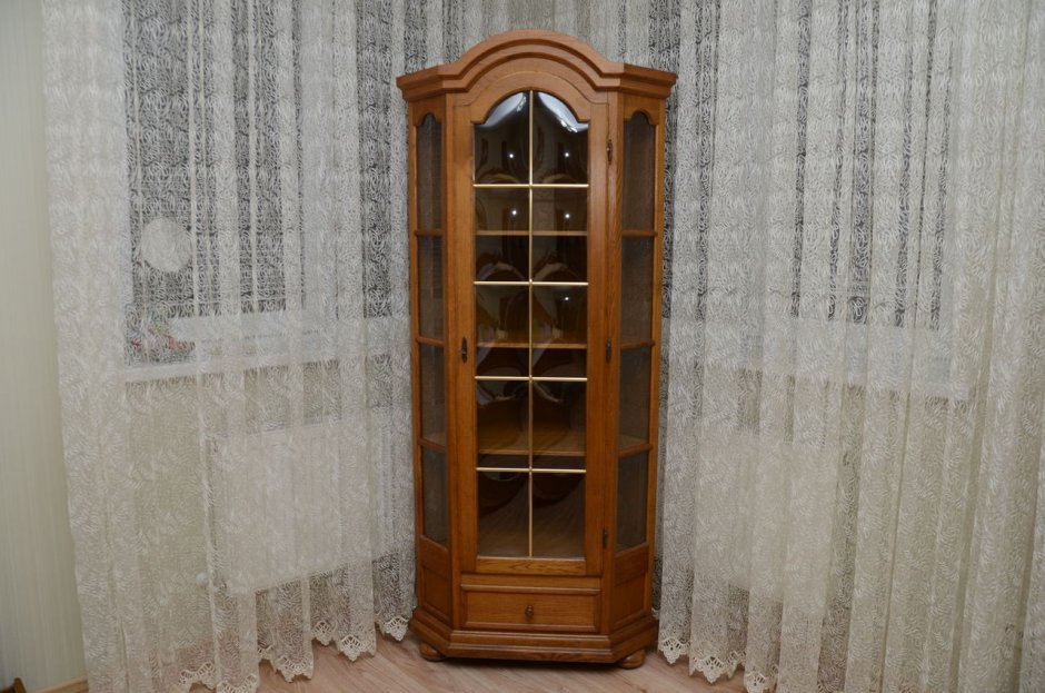 Стеклянная горка для посуды