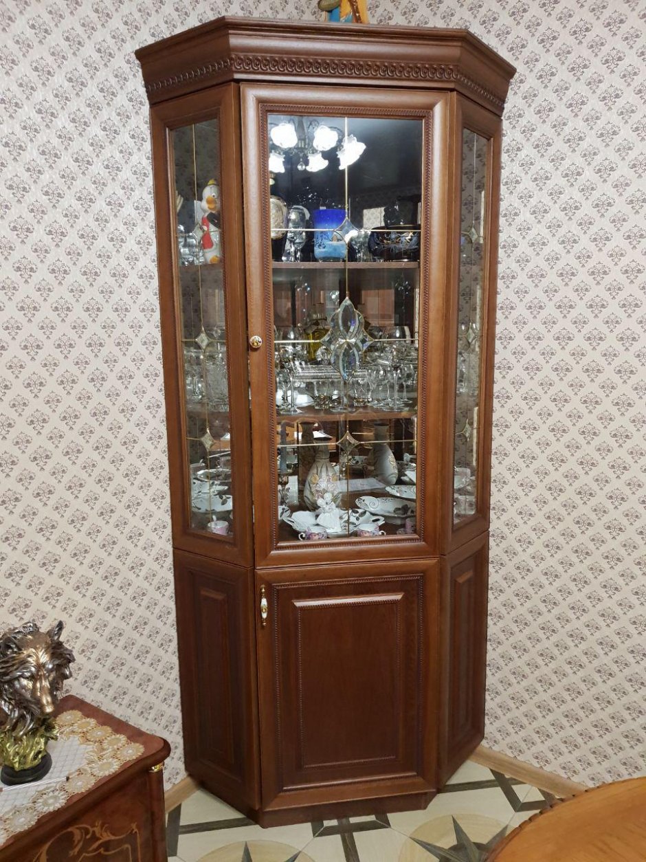 Угловой шкаф для посуды в гостиную