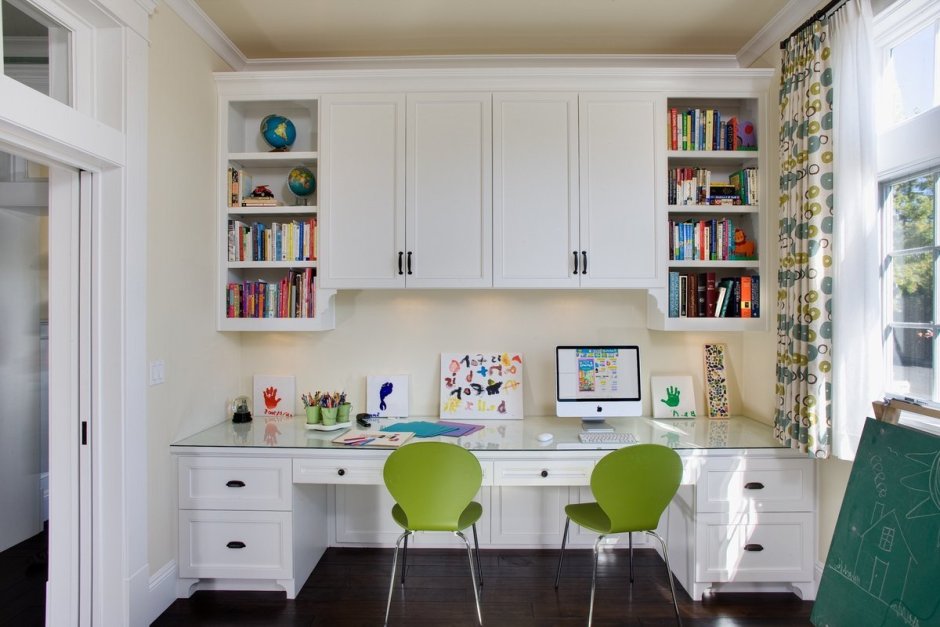 Письменный стол у окна в детской для двоих икеа