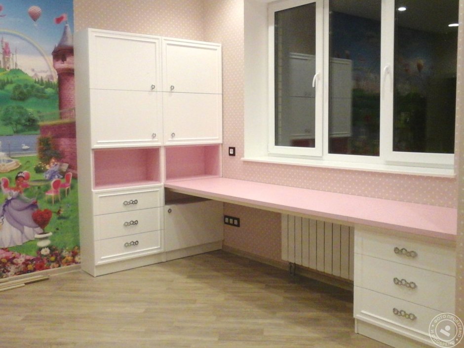 Стол в детскую возле окна