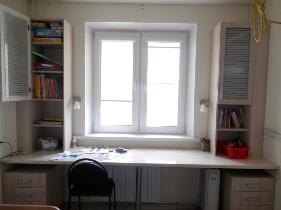 Стол у окна для школьника