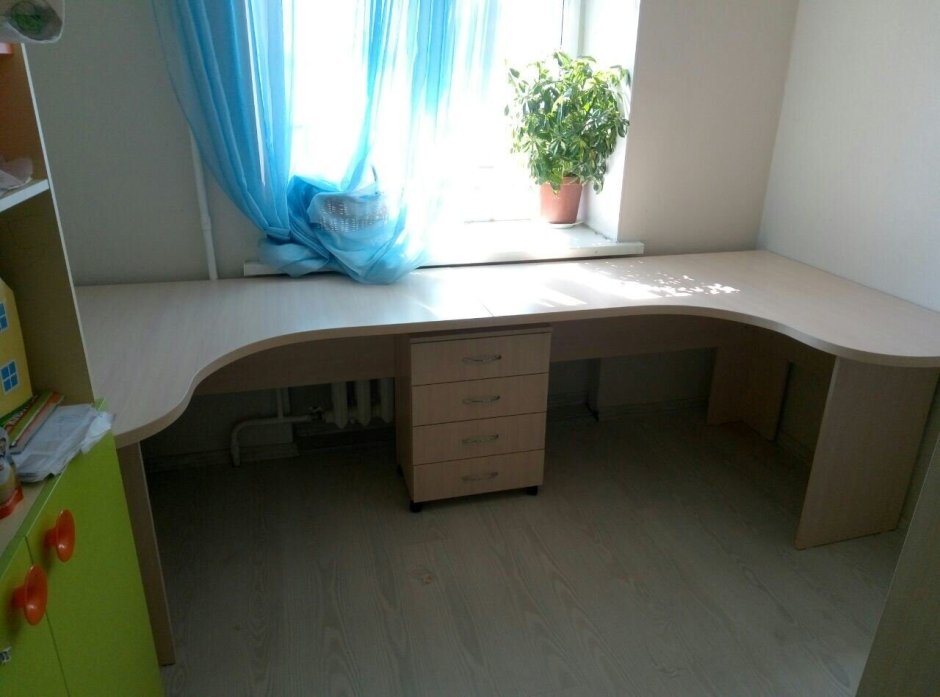 Угловой стол для двоих школьников у окна