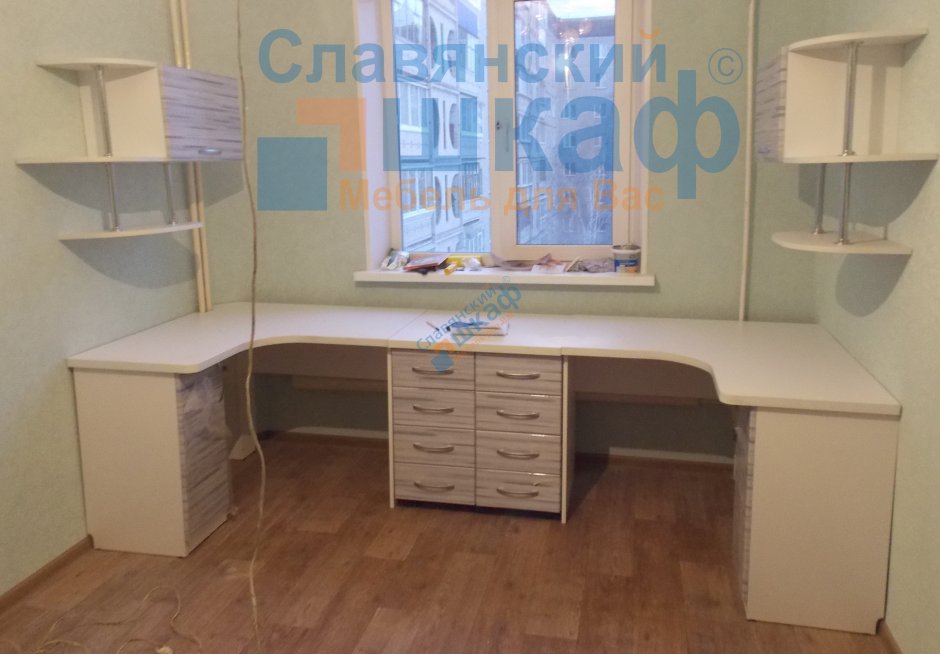 Угловой письменный стол для двоих детей