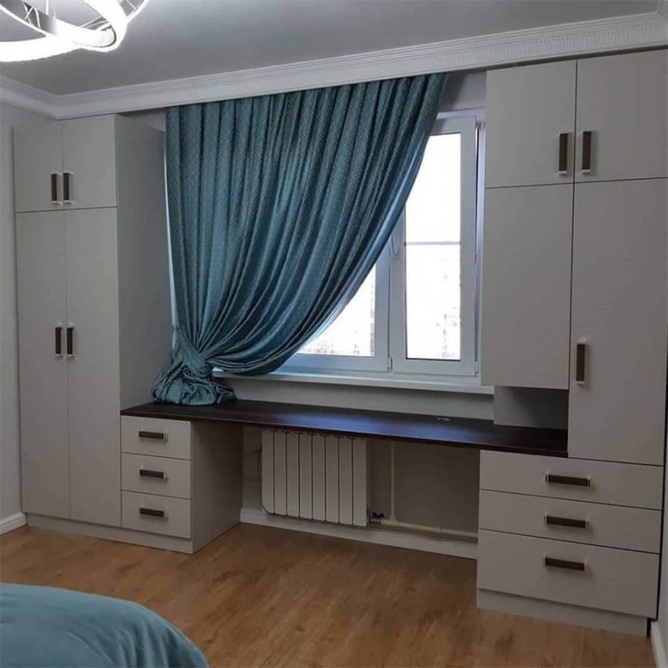 Шкафы вдоль окна