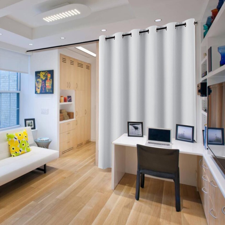 Рабочая зона с перегородкой в гостиной