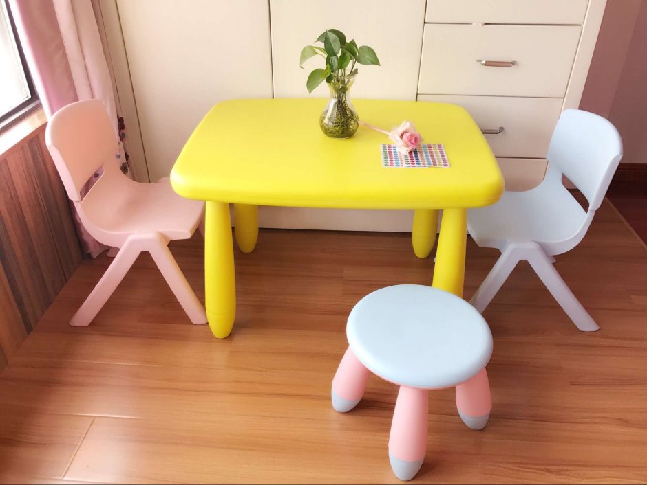 Детский пластиковый стол и стул