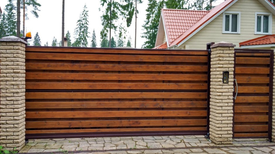 Откатные ворота из дерева