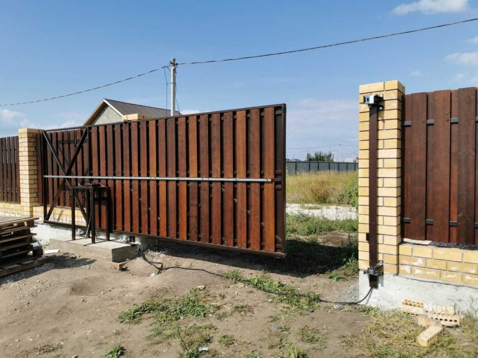 Ворота обшитые деревом распашные