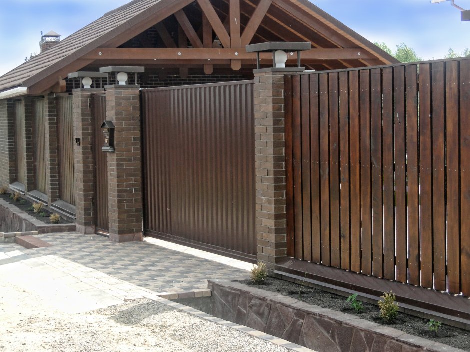 Деревянный забор с воротами