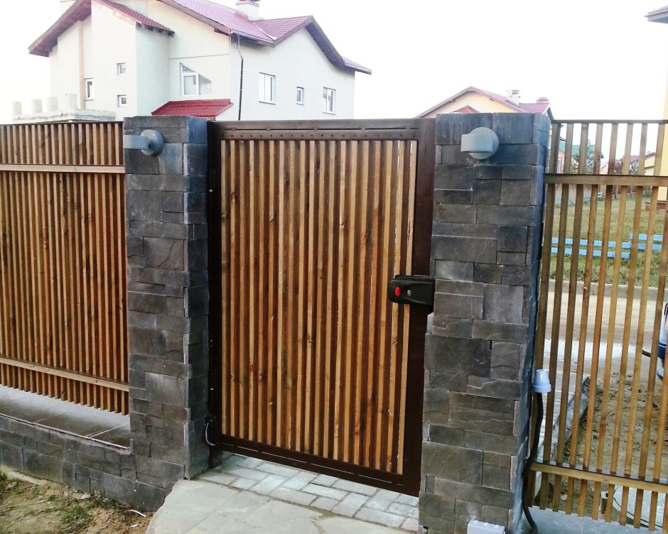 Откатные ворота с отделкой деревом