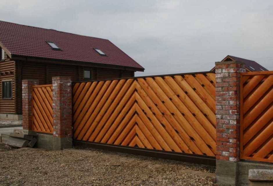 Забор RAL 7024 И черный кирпичный столб