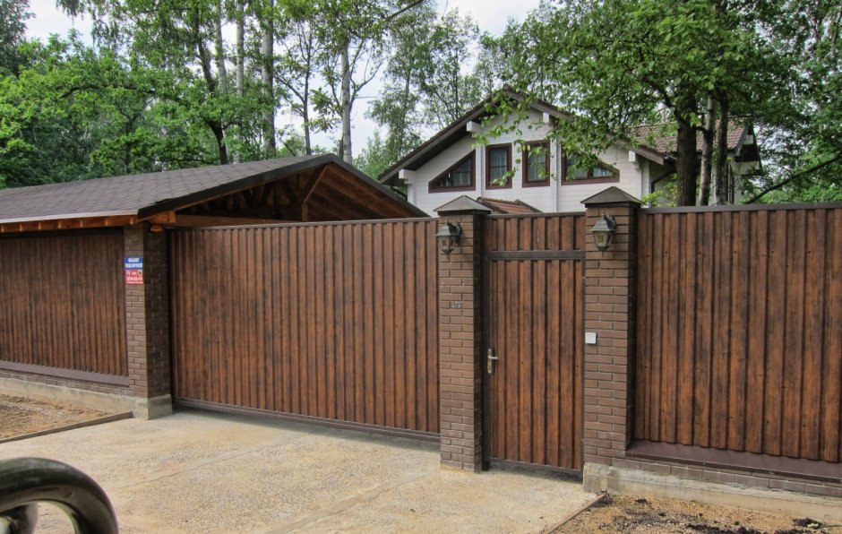 Откатные ворота обшитые деревом