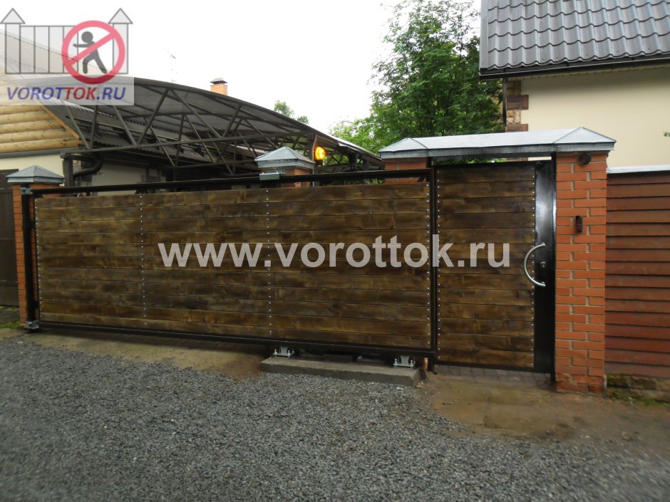 Деревянные ворота с железным каркасом