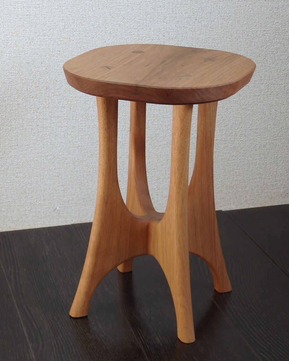 Деревянный стол с табуретками
