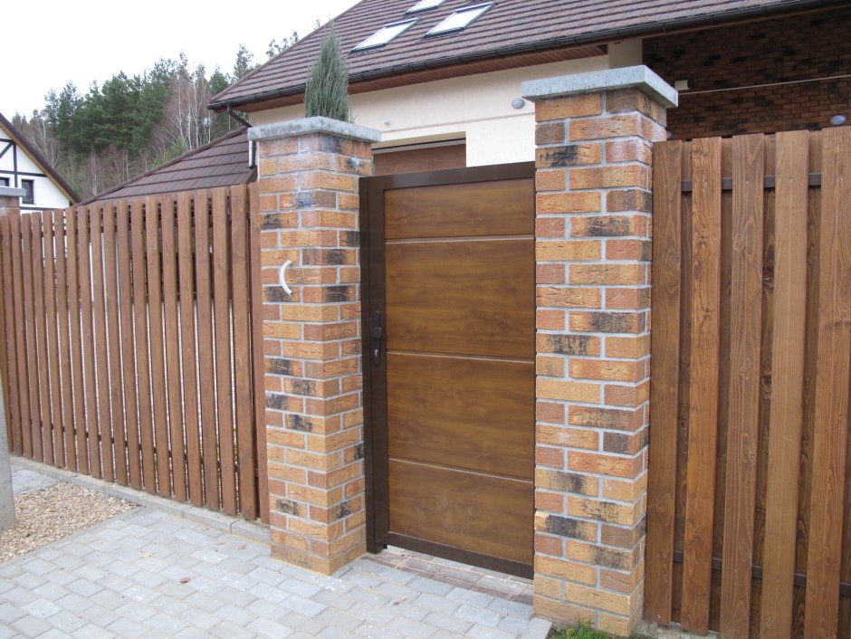 Забор с откатными воротами