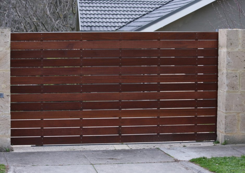Откатные ворота метал с деревом