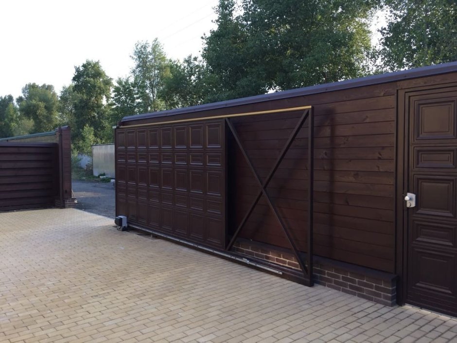 Железные ворота обшитые деревом