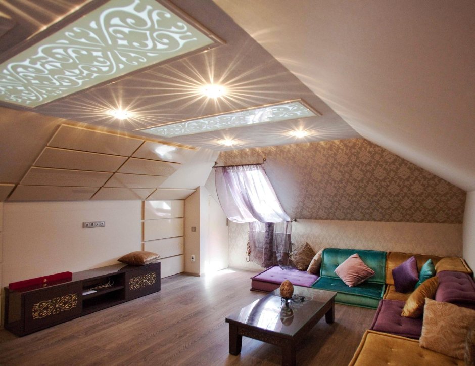 Отделка потолка мансарды