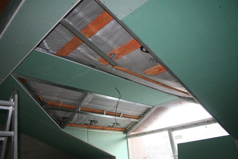 Каркас потолка на мансарде