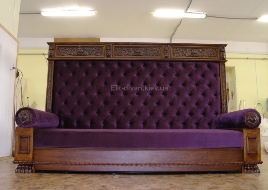 Старинный диван