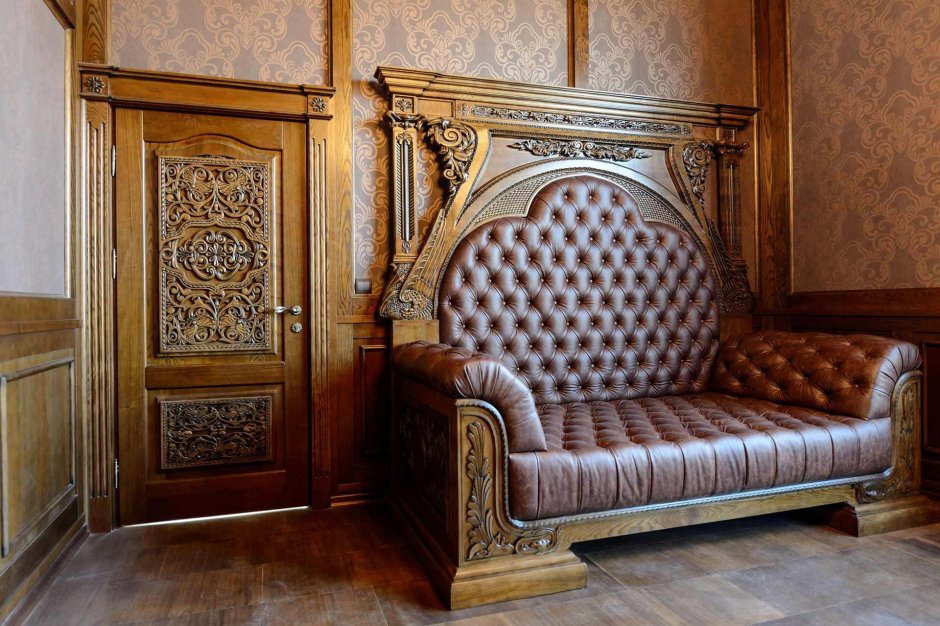 Старинный кожаный диван