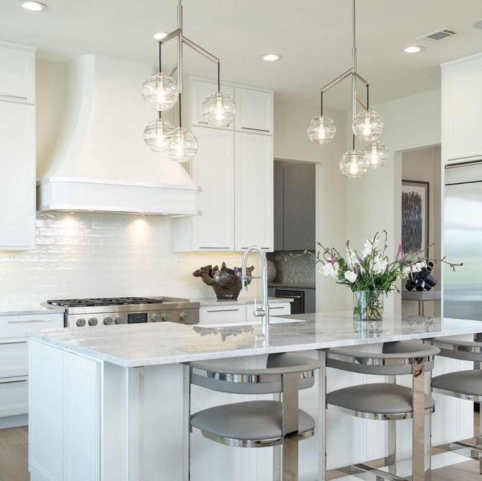 Люстра над островом в кухне