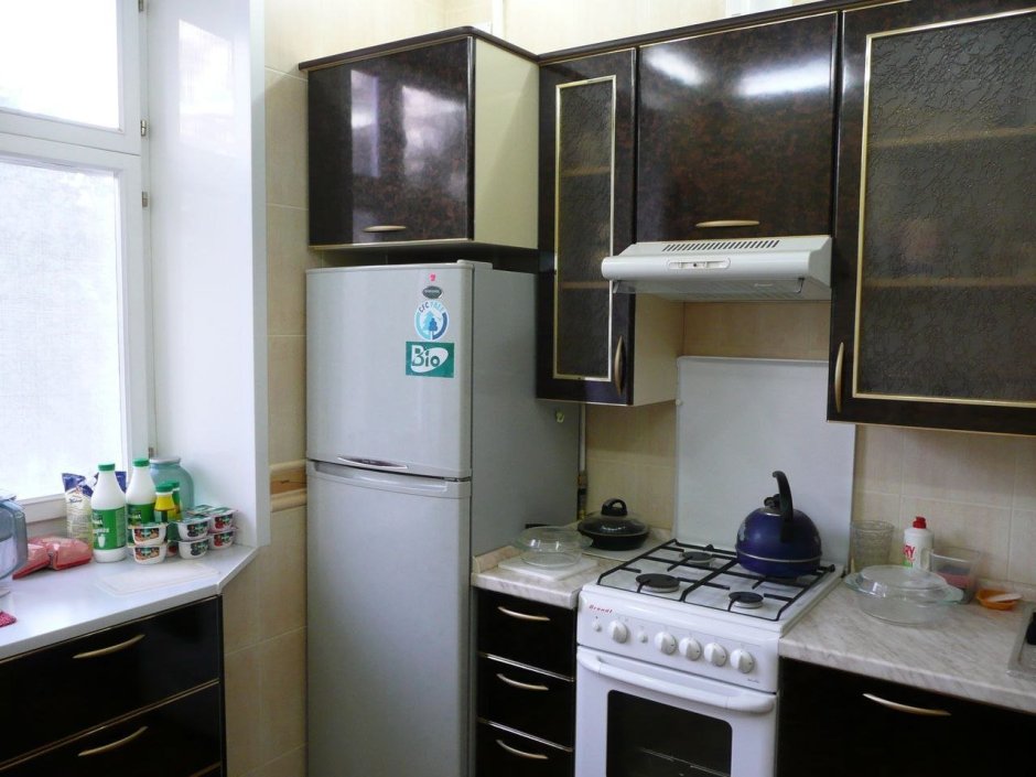 Кухня в хрущевке 4 кв.м с холодильником и газовой плитой