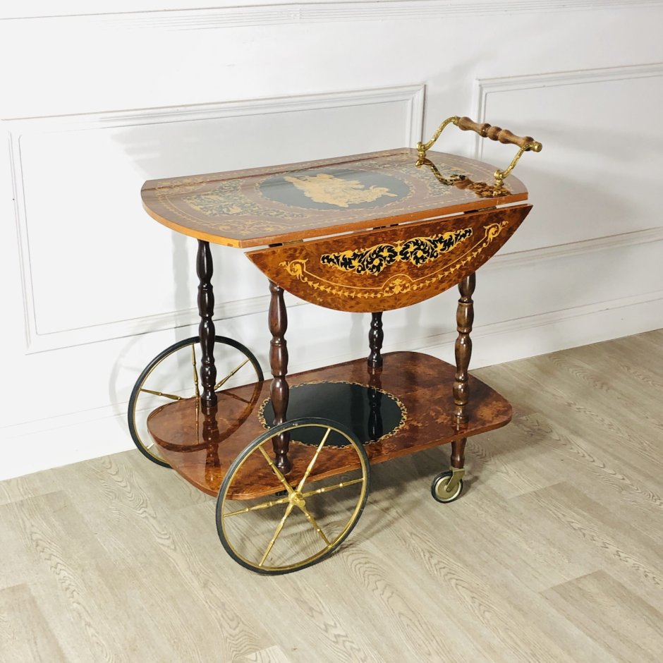 Сервировочный столик на колесиках