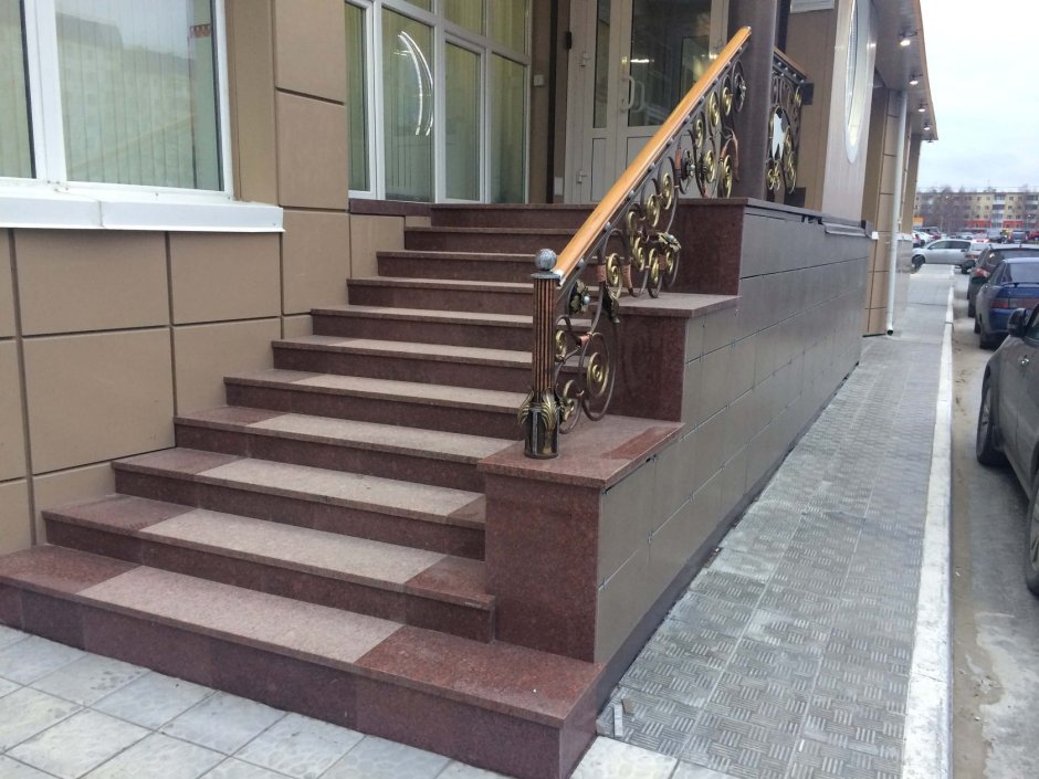 Плитка на крыльце частного дома