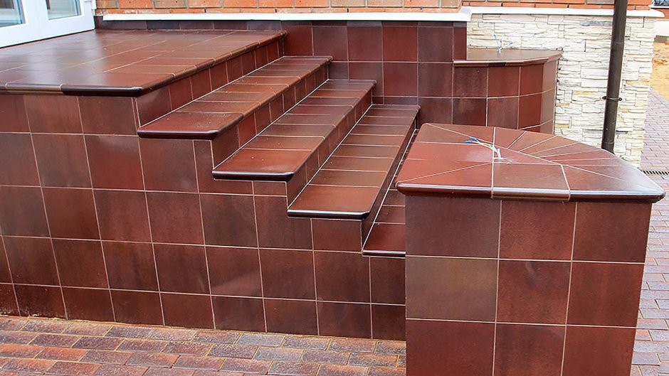 Отделка крыльца плиткой