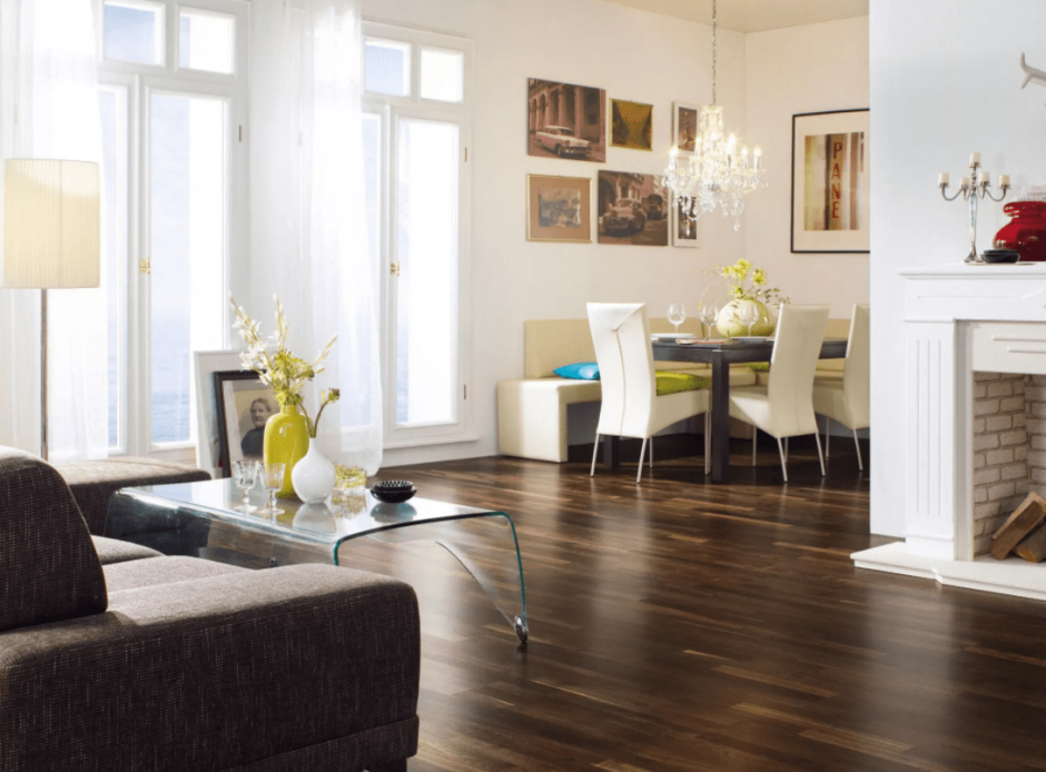 Коричневый пол в интерьере