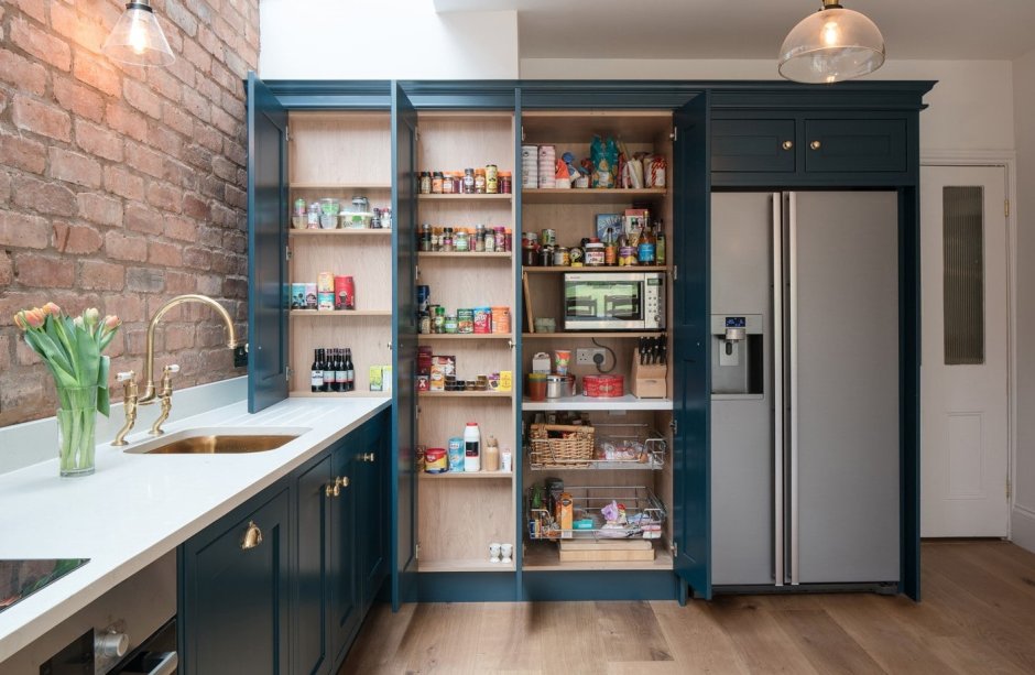 Встроенный шкаф на кухне