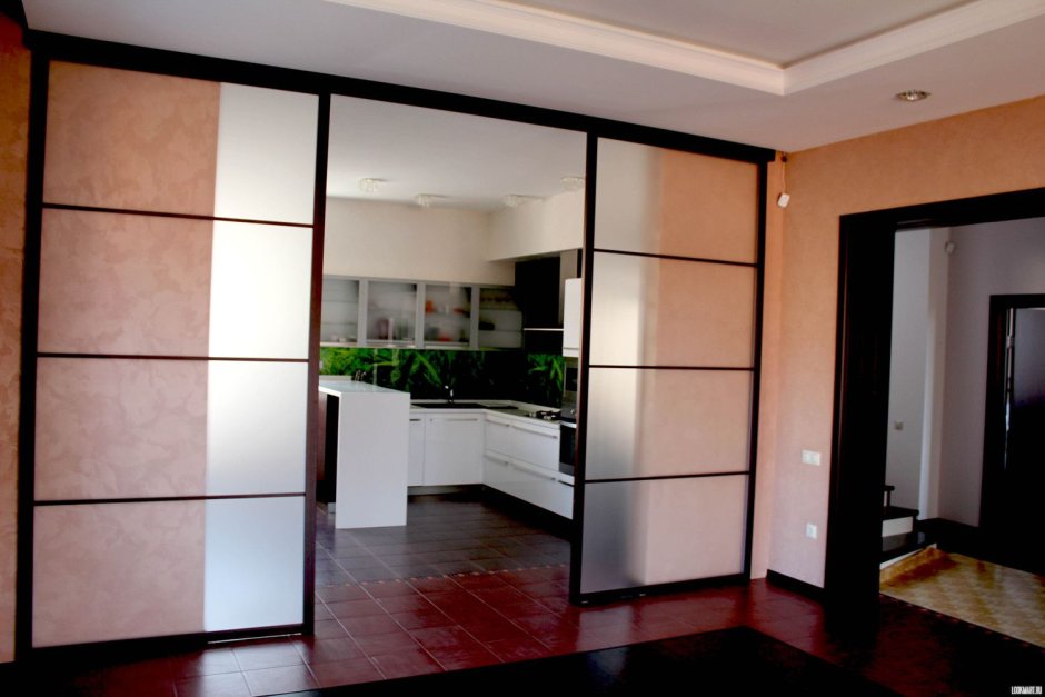 Раздвижная перегородка между кухней и гостиной