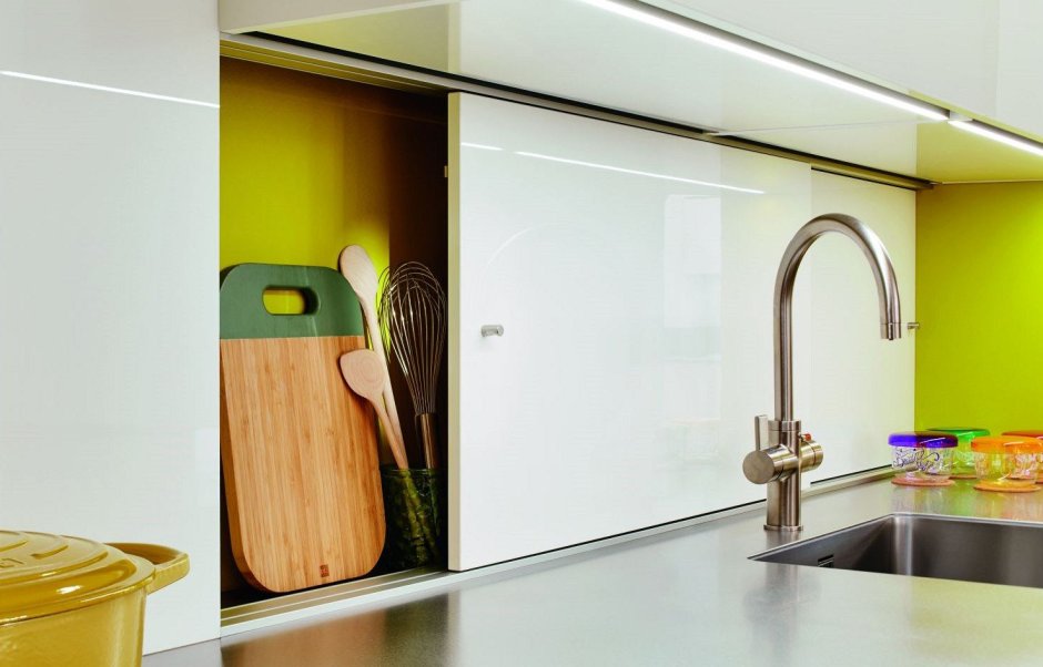 Кухня с высокими шкафами