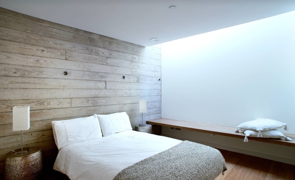 Белый ламинат на стене