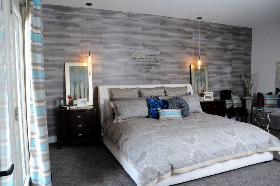 Серый ламинат на стене