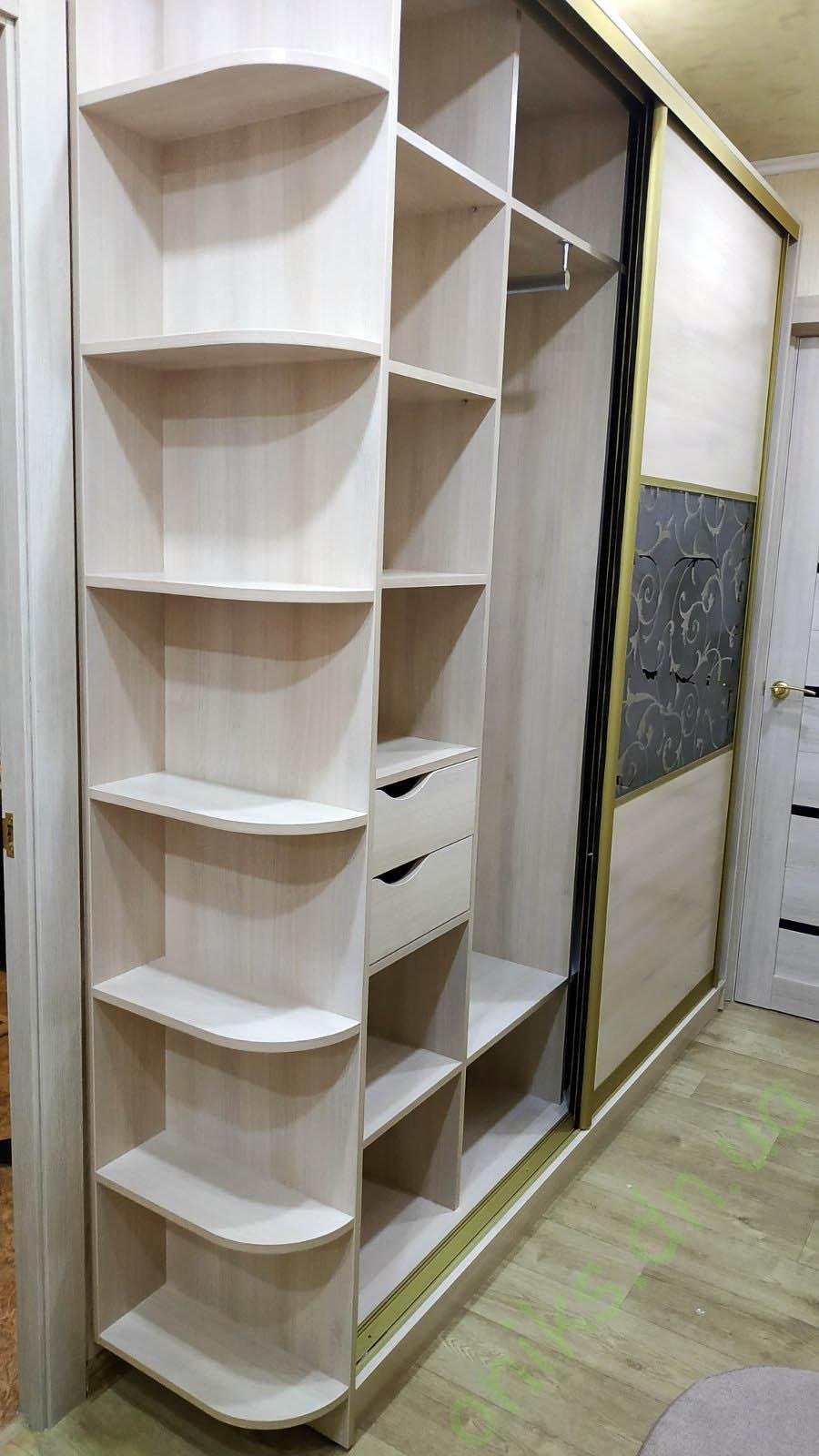 Угловой шкаф с открытыми полками