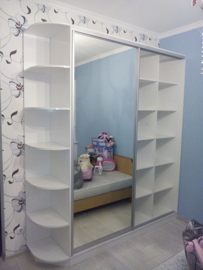 Шкаф с зеркалом и полочками сбоку