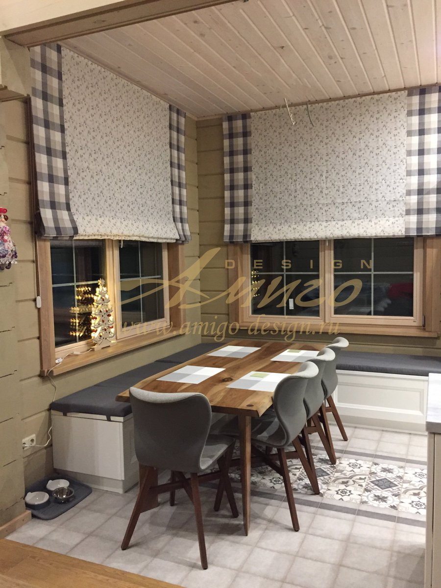 Римские шторы в бревенчатом доме