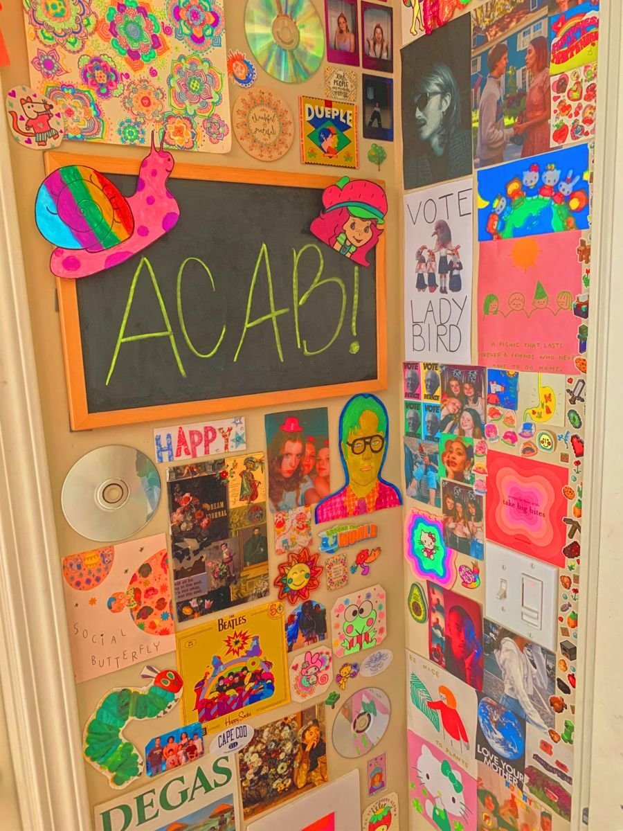 Наклейки на стену Микки Маус