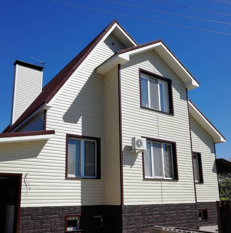 Желтый кирпич белые окна