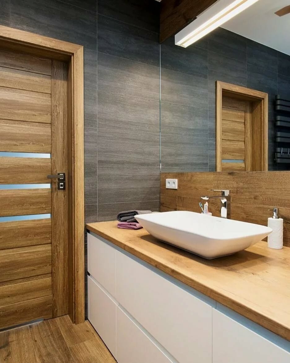 Сочетание плитки под дерево в ванной