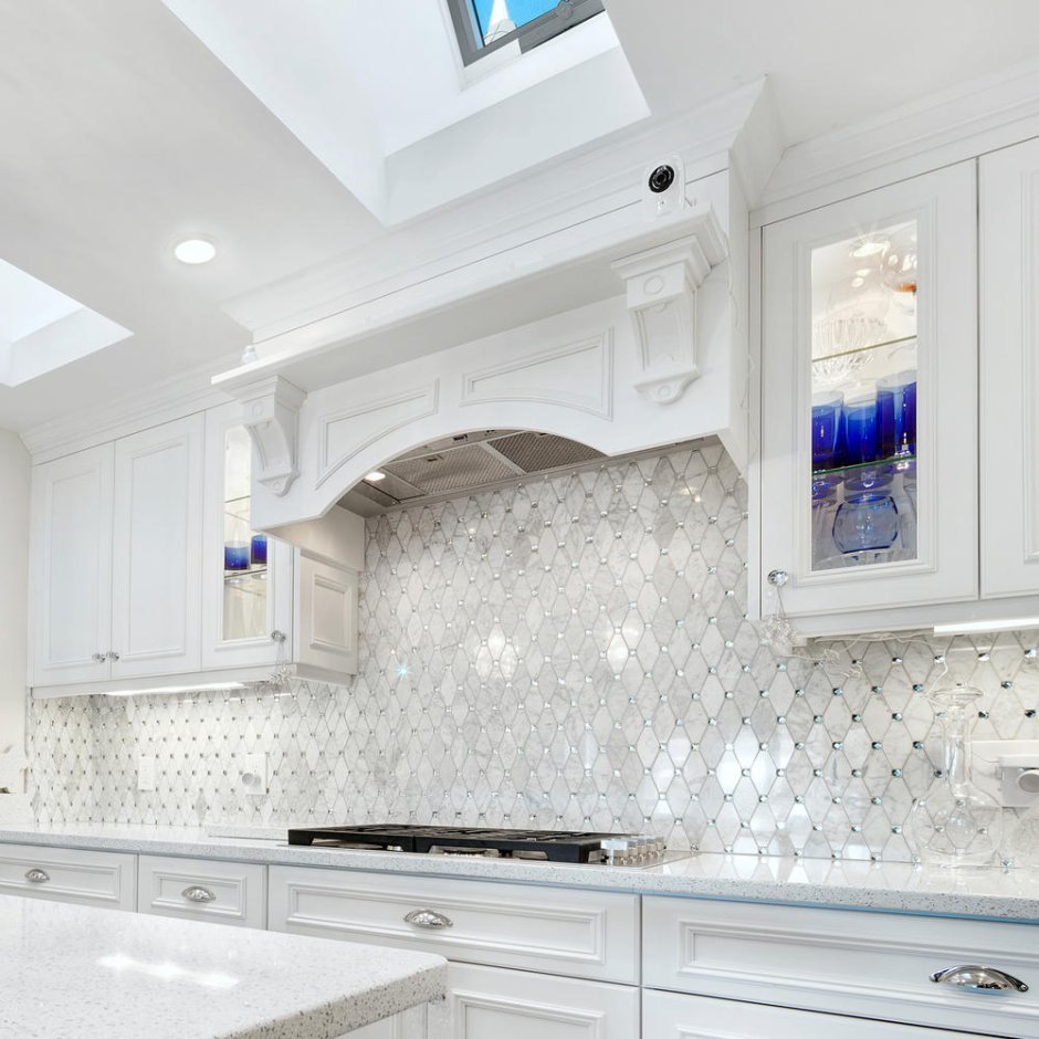 Белая мозаика на кухне