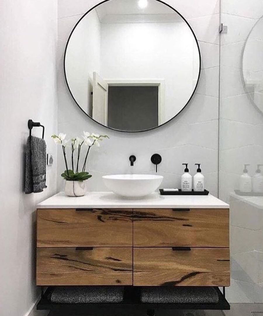 Ванная с круглым зеркалом