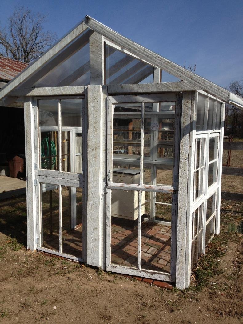 Беседка из старых оконных рам