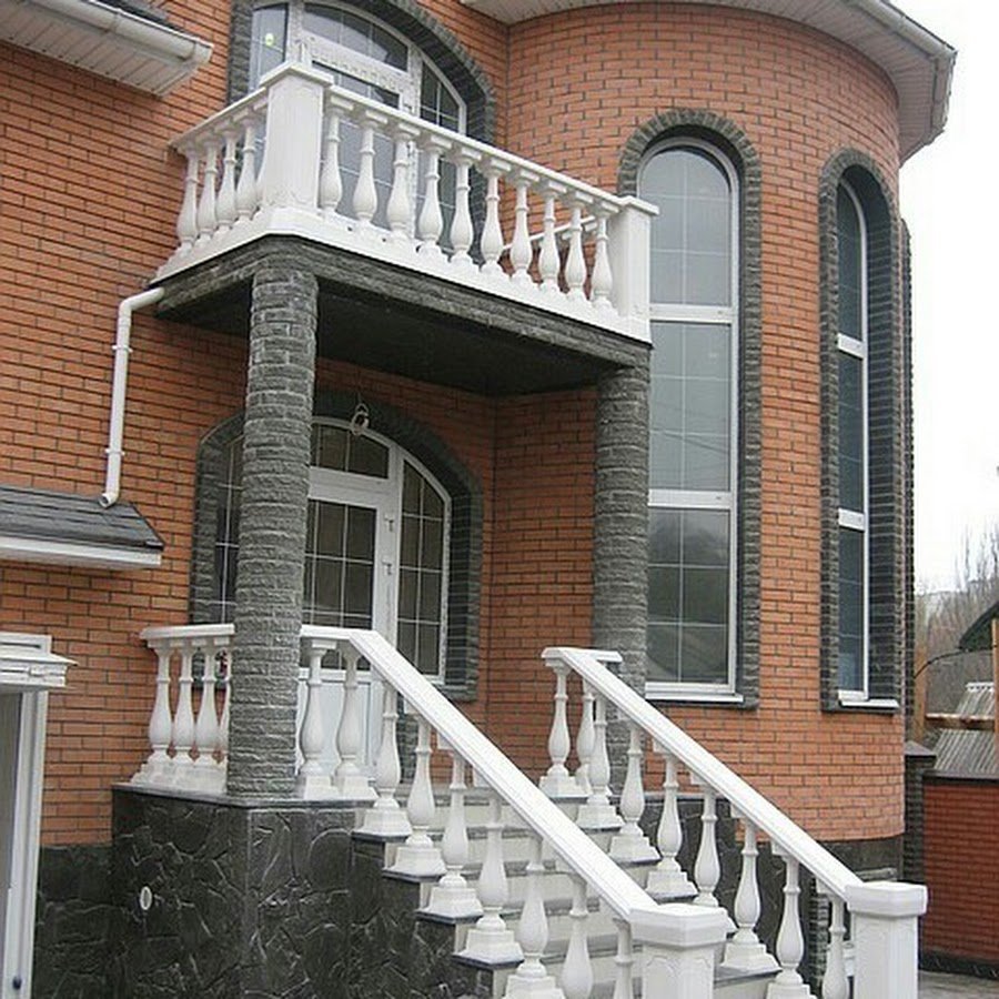 Крыльцо с бетонными балясинами